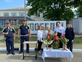 Водитель, остановись,здесь дети читают стихи о войне!" Водитель, остановись,здесь дети читают стихи о войне!".
